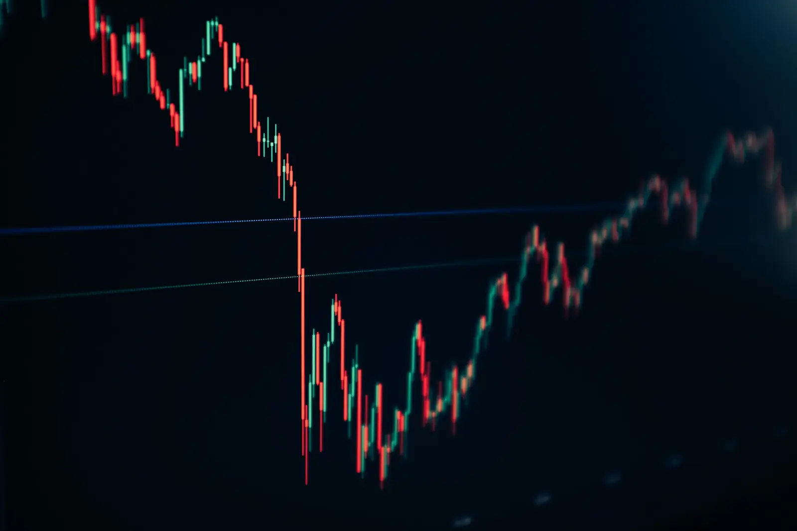 Karanlık ekranda sert düşüş ve toparlanma gösteren borsa grafiği