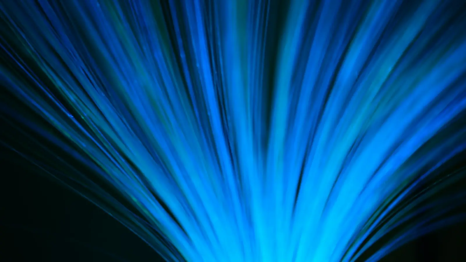 Merkezden dışa doğru yayılan mavi fiber optik ışık huzmeleri